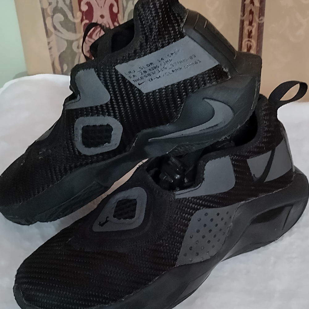 Nike Big Kids Black Athletic Shoes Size 7